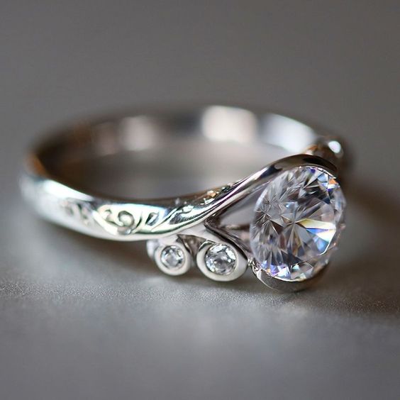 Anello vintage con zirconi placcati in argento