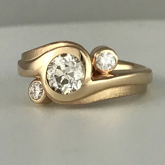 Anello vintage irregolare con zirconi forgiati dorati