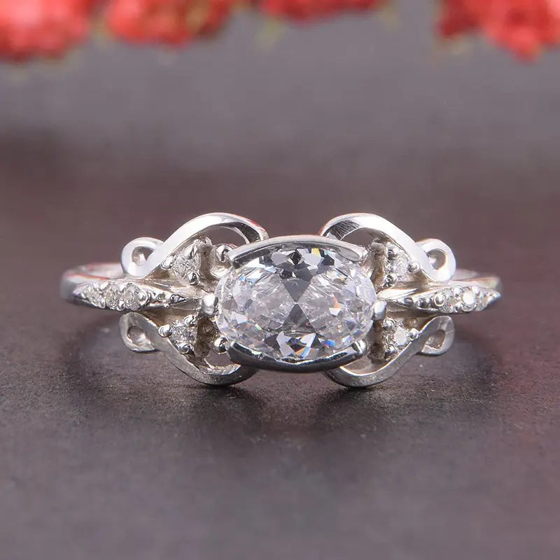 Anello vintage in argento con zirconi bianchi