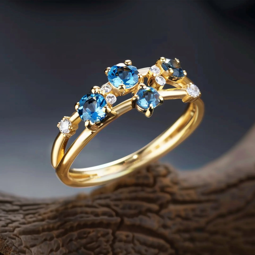 Anello in oro con cristalli blu intarsiati