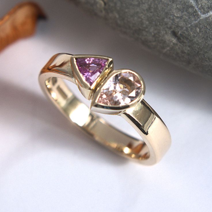 Anello d'oro vintage in vetro rosa e granato