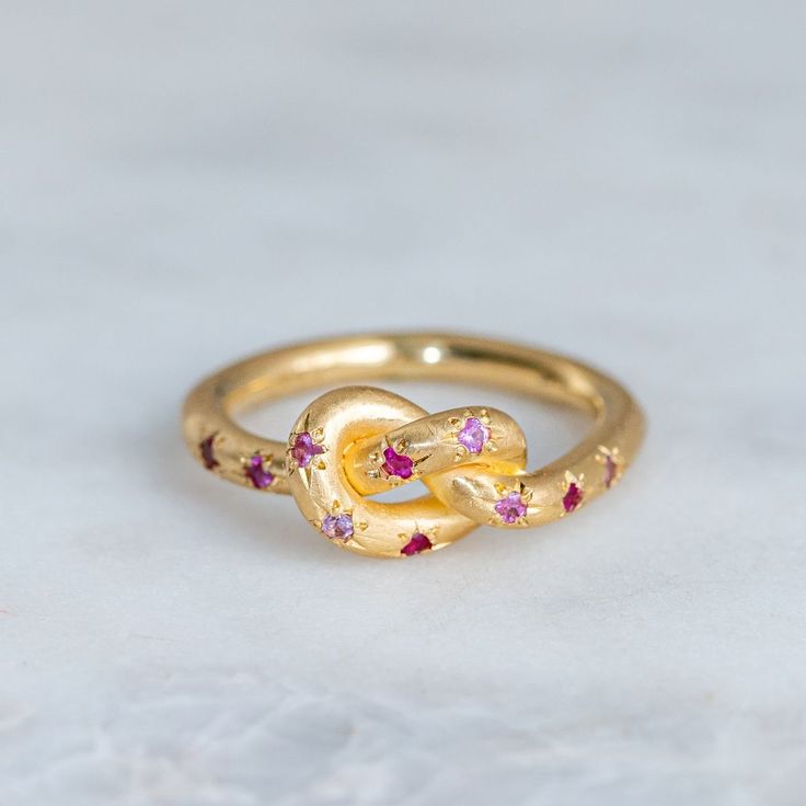 Anello vintage in oro rosa annodato e celeste
