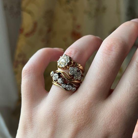 Set di anelli con zirconi a fiore vintage