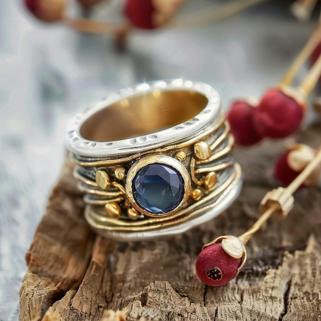 Anello in oro con intarsio di pietre blu