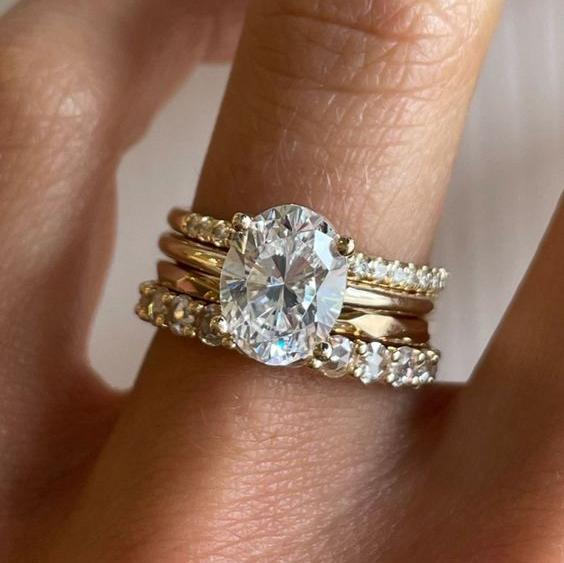 Set di anelli luminosi con zirconi vintage