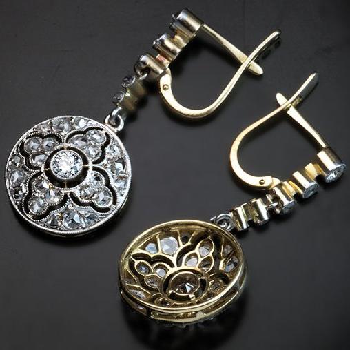 Orecchini tondi vintage con cristalli pendenti