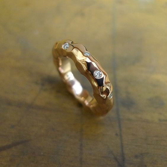 Anello vintage in oro forgiato con intarsi di zirconi
