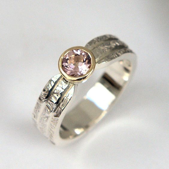Anello d'argento con intarsio di vetro rosa vintage