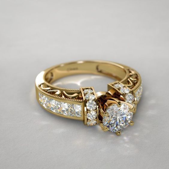 Anello d'oro con cristallo scintillante vintage