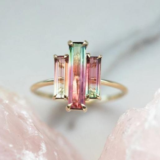 Anello d'oro vintage con zirconi verdi e rossi