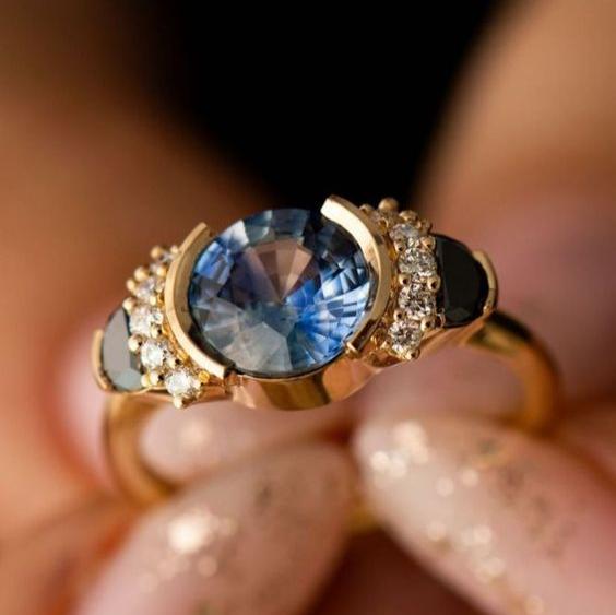 Anello d'oro vintage con zirconi blu