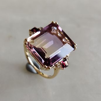 Anello di vetro cubico viola vintage