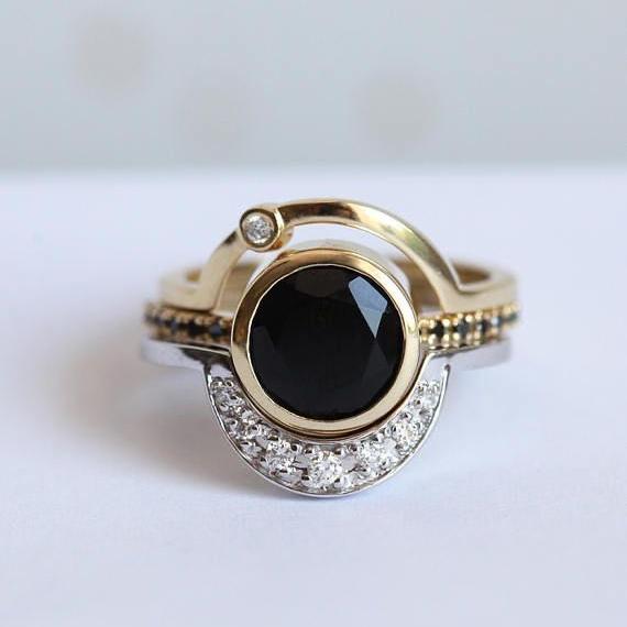 Anello vintage in vetro nero e zirconi in oro