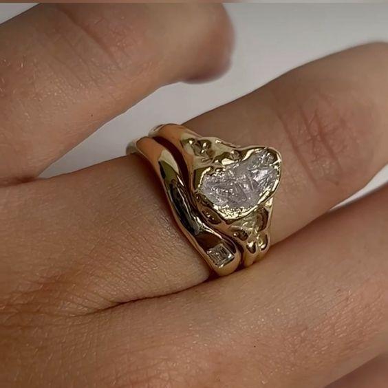 Anello vintage in vetro bianco forgiato in oro