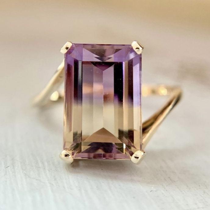 Anello d'oro vintage con sfumatura viola