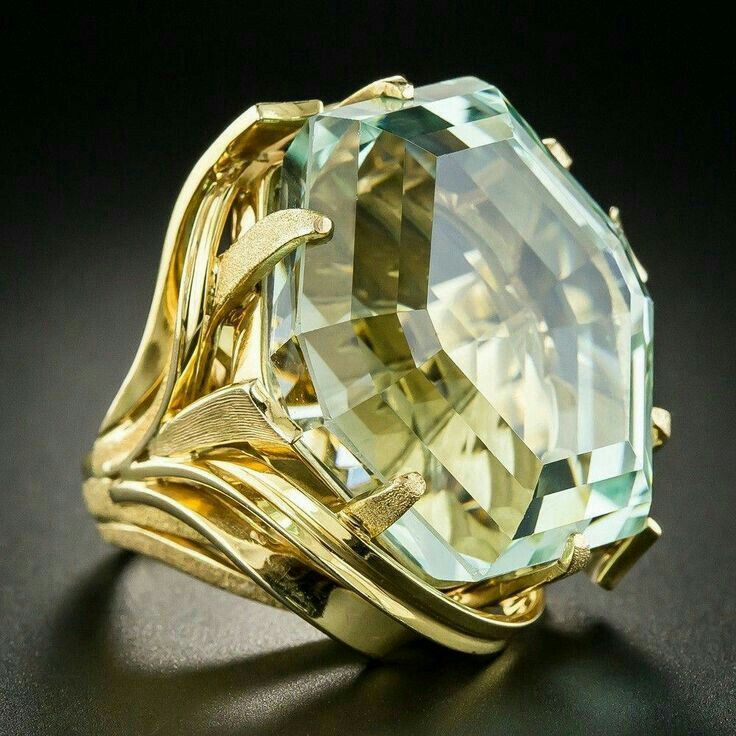 Anello d'oro in vetro giallo verdastro d'epoca