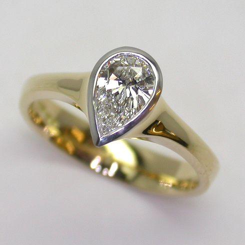 Anello d'oro con goccia di zircone vintage