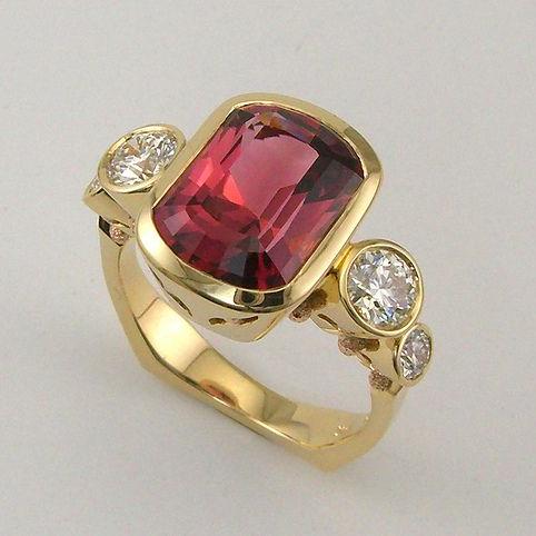Anello d'oro vintage con zirconi di vetro rosso