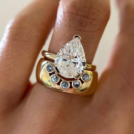 Set di anelli d'oro con zirconi vintage