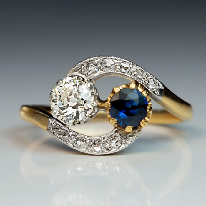 Anello d'oro vintage con zirconi bianchi e blu ondulati