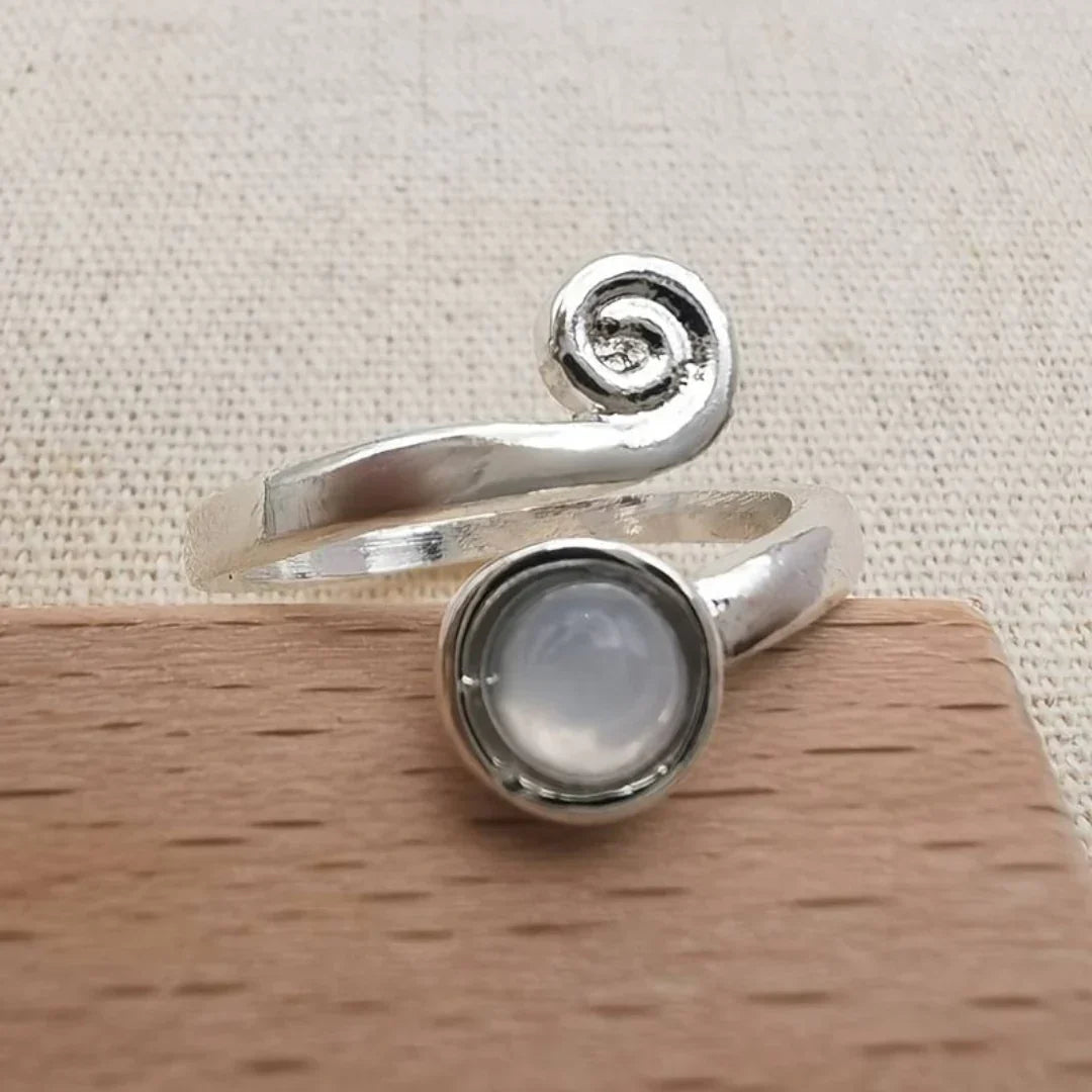 Anello vintage con pietra di luna a spirale