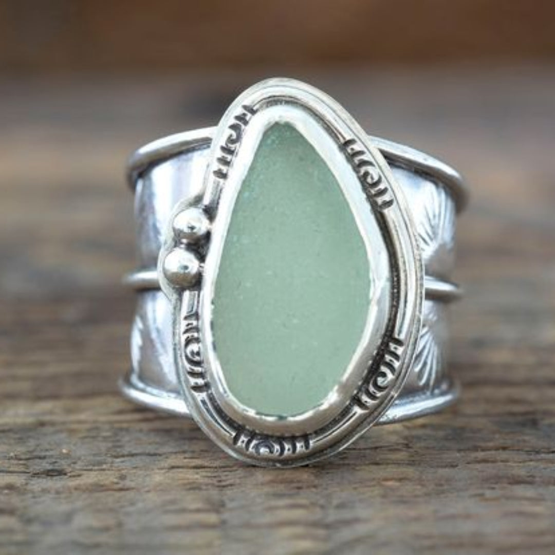 Anello vintage con pietra di luna intarsiata verde