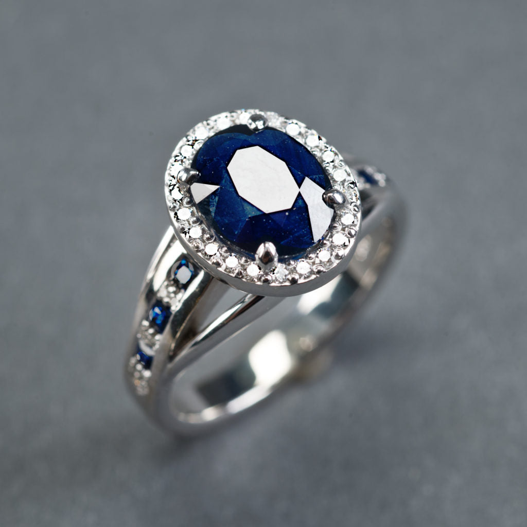 Anello d'argento vintage con intarsio blu e zirconi rotondi