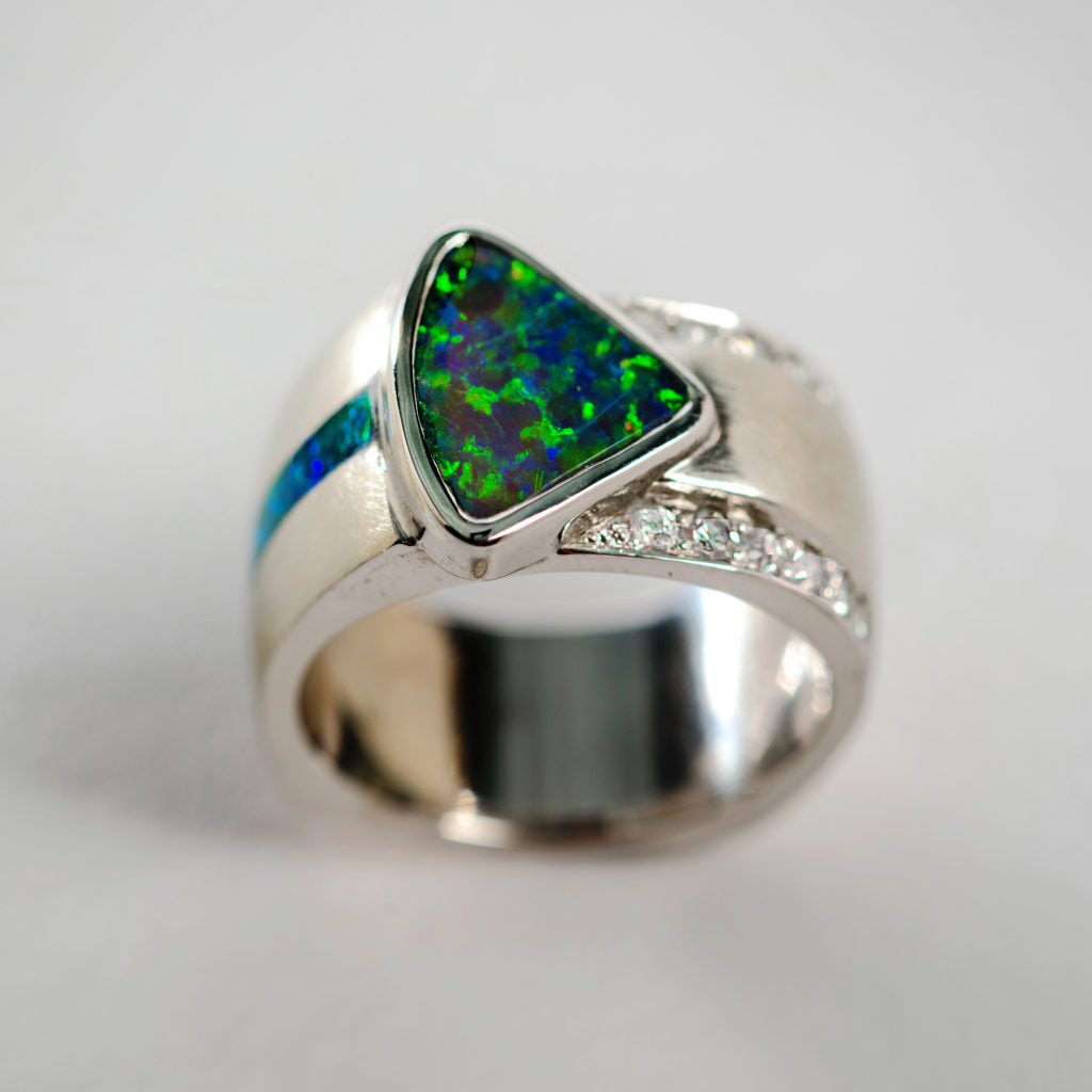 Anello vintage con opale verde e blu brillante
