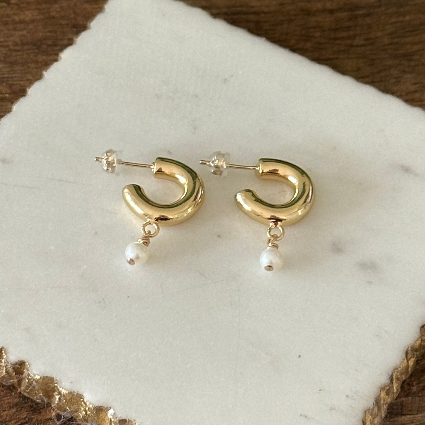 Orecchino di perle a cerchio spesso Ileana