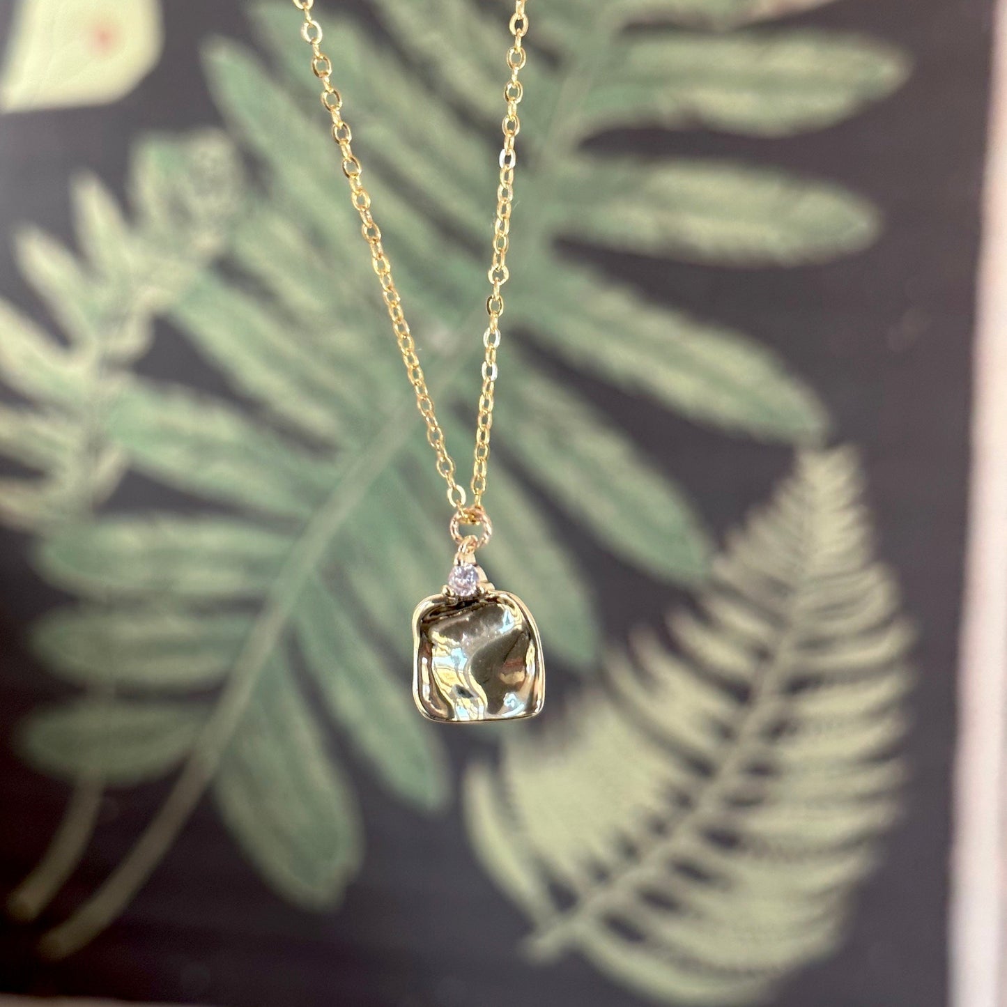 Collana con ciondolo quadrato martellato Elsa