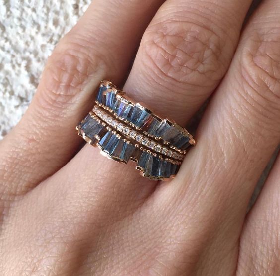 Anello fine in vetro blu d'epoca