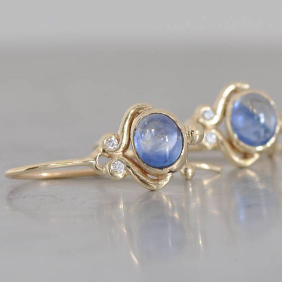 Anello d'oro con occhio di cristallo blu vintage