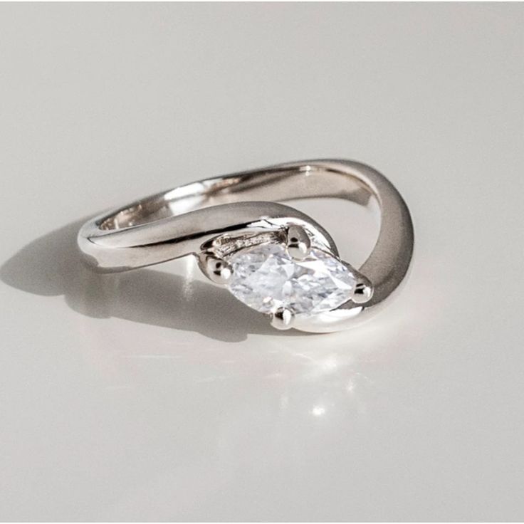 Anello vintage in argento con zirconi ondulati