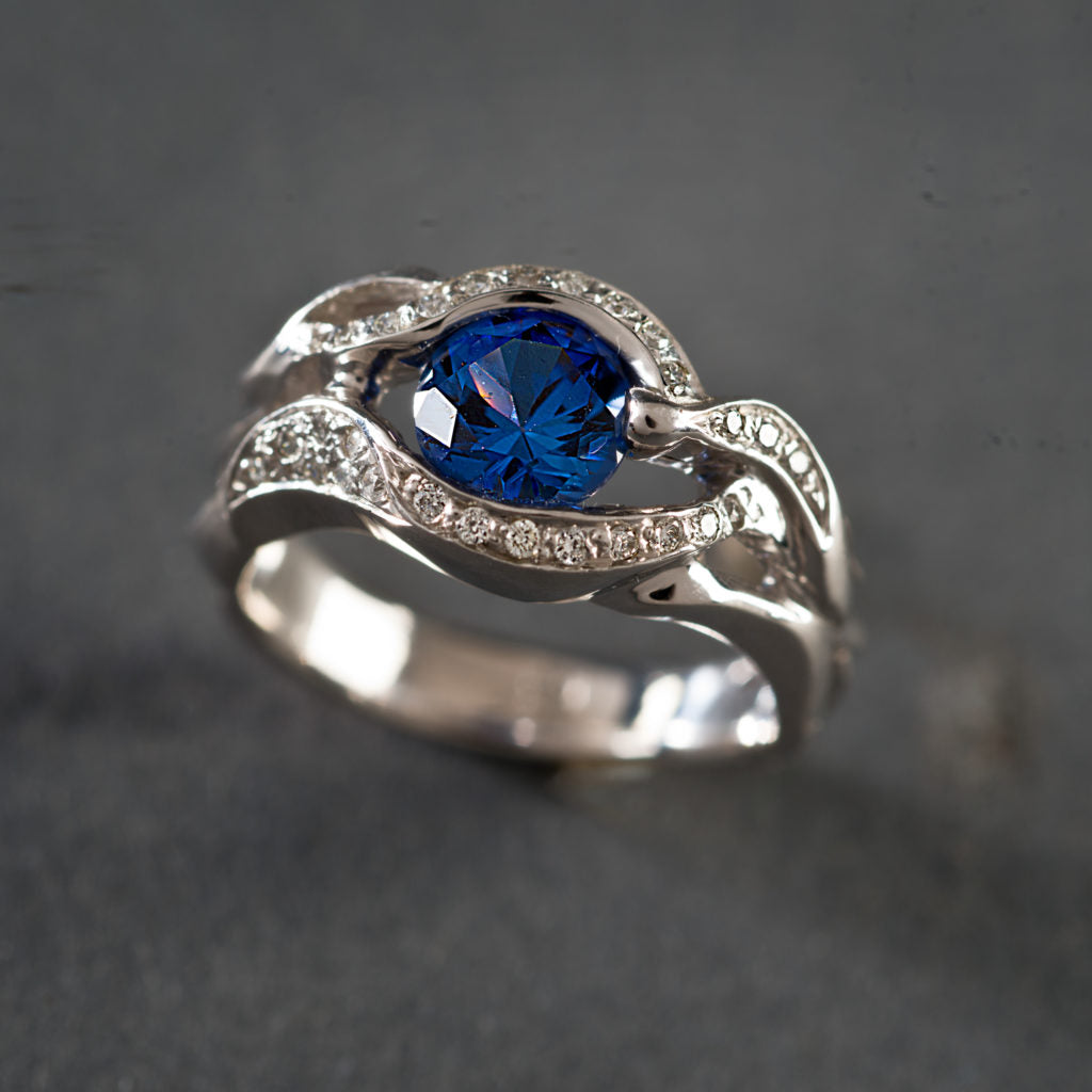 Anello d'argento con occhio di cristallo blu vintage