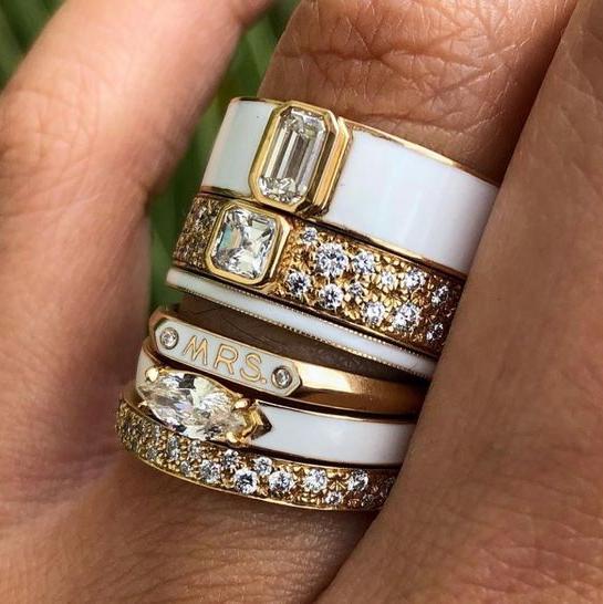 Set di anelli vintage con smalto bianco e zirconi