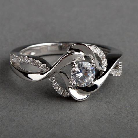 Anello d'argento con zirconi irregolari vintage