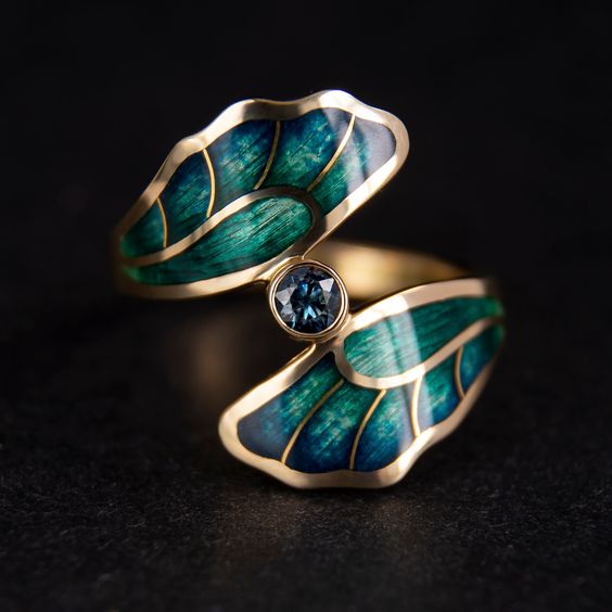 Anello vintage con smalto verde e blu a spirale