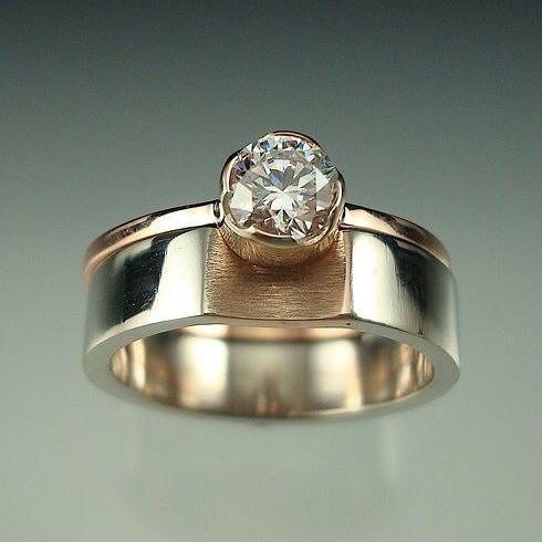 Anello d'argento vintage con zirconi rosa