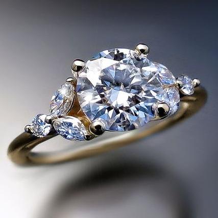 Anello vintage con design a zirconi