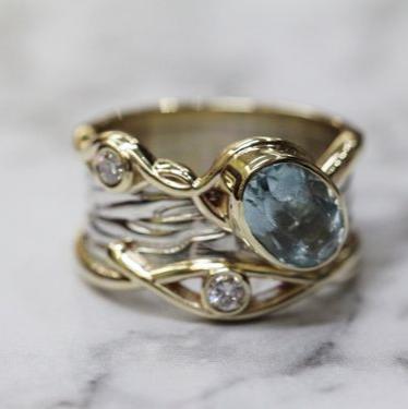 Anello vintage con pietra blu a strati in oro e argento