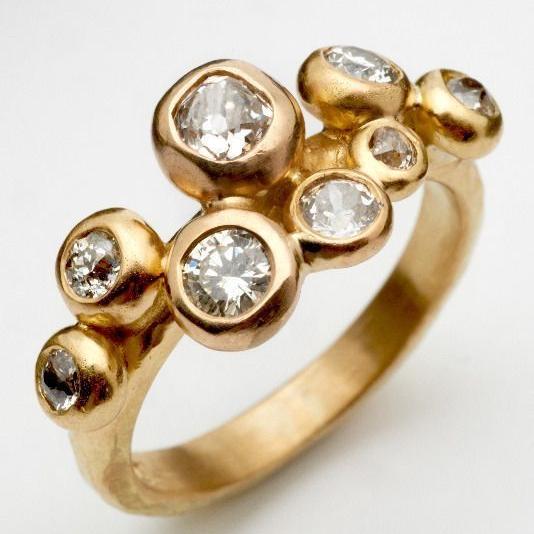 Anello d'oro vintage con cristalli intarsiati