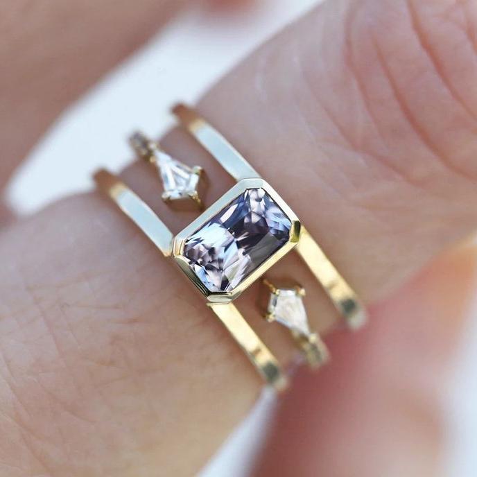 Anello d'oro vintage con zirconia viola a strati