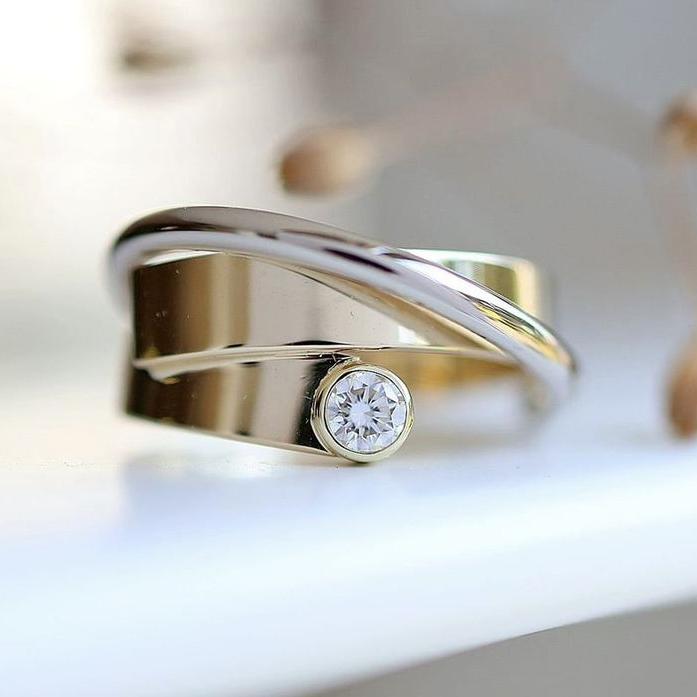 Elegante anello vintage in oro e argento con zirconi