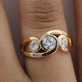 Anello d'oro vintage con intarsio di zirconi a spirale