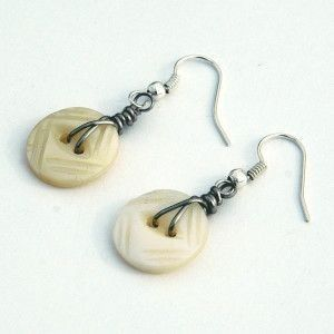 Orecchini vintage con bottoni intarsiati e pendenti