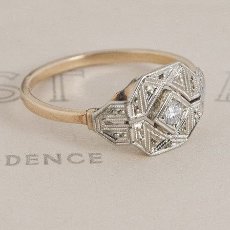 Anello d'oro vintage con cristalli luminosi