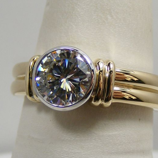 Anello d'oro vintage con zirconi a strati