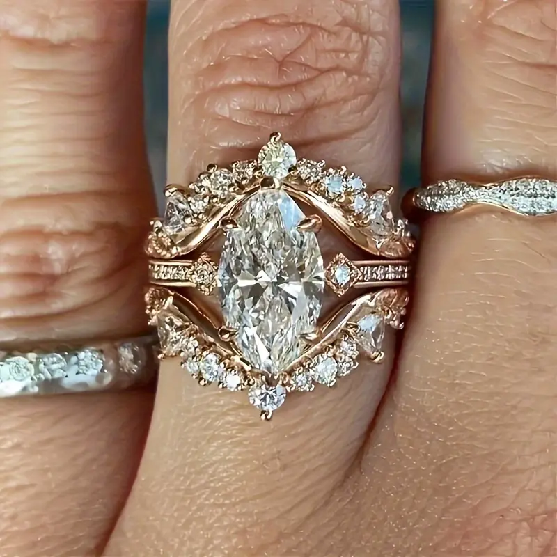 Anello luminoso elegante e vintage