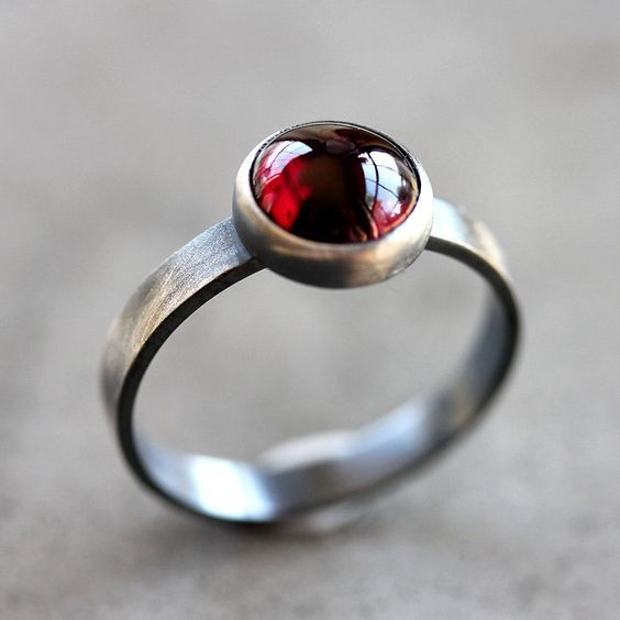 Anello vintage con pietra brillante intarsiata rossa