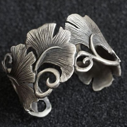 Anello a petali aperti in argento vintage